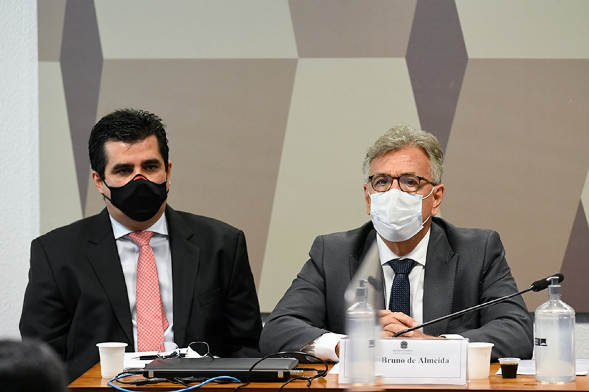 Helcio recusa responder perguntas sobre intermediária de vacinas e Ministério da Saúde