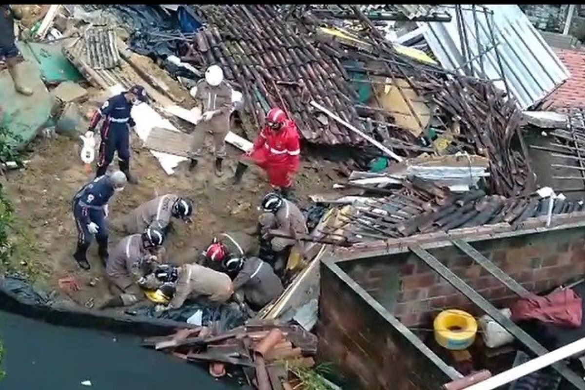 Casa desaba após chuva intensa e deixa 3 feridos em Recife (PE)