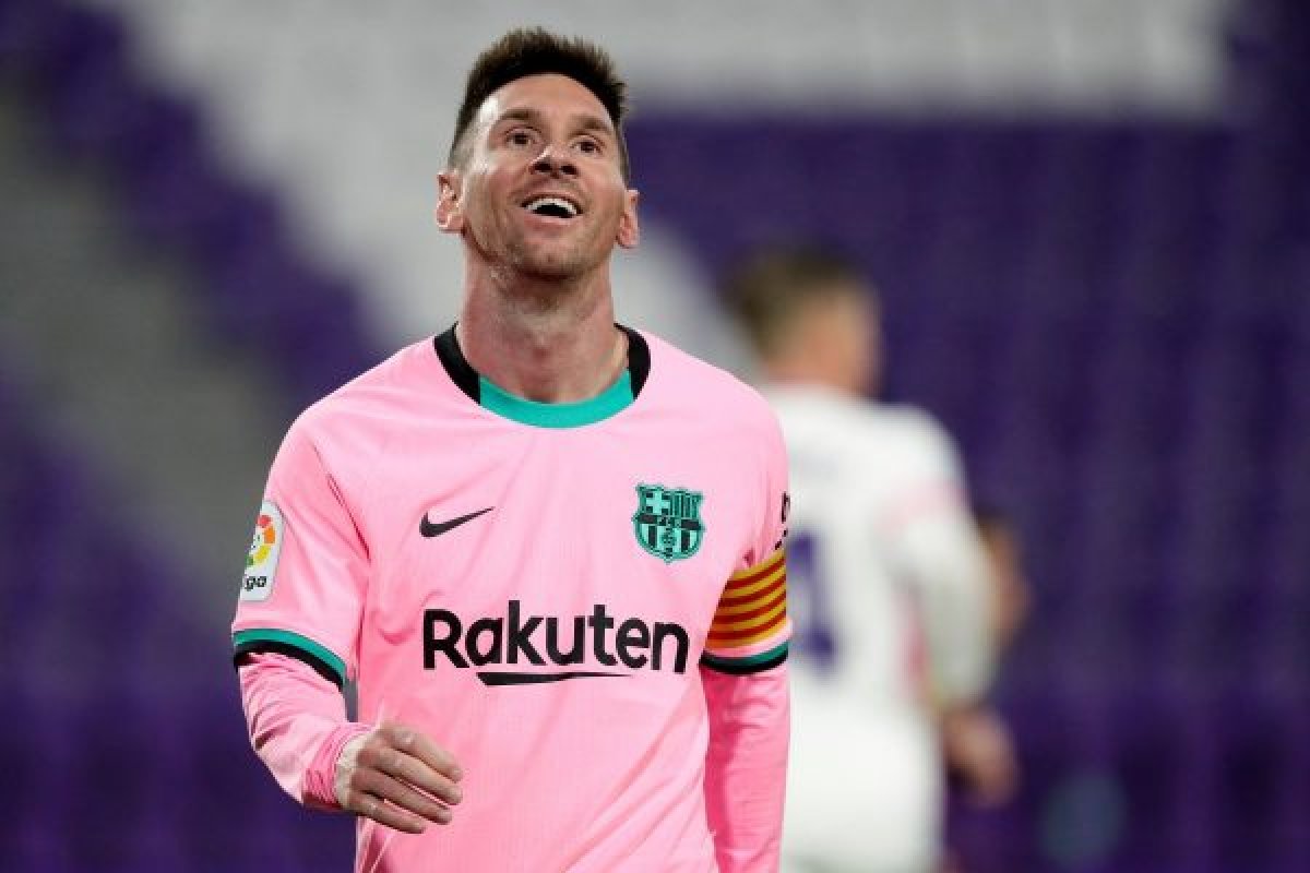 Lionel Messi é recebido com fogos de artifício na França após acertar com o PSG