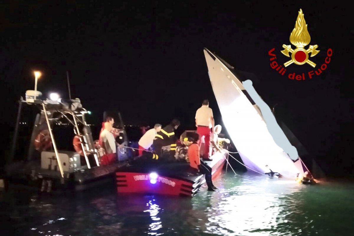 Em busca de quebrar recorde, barco atinge barreira de pedras e mata três pessoas em Veneza
