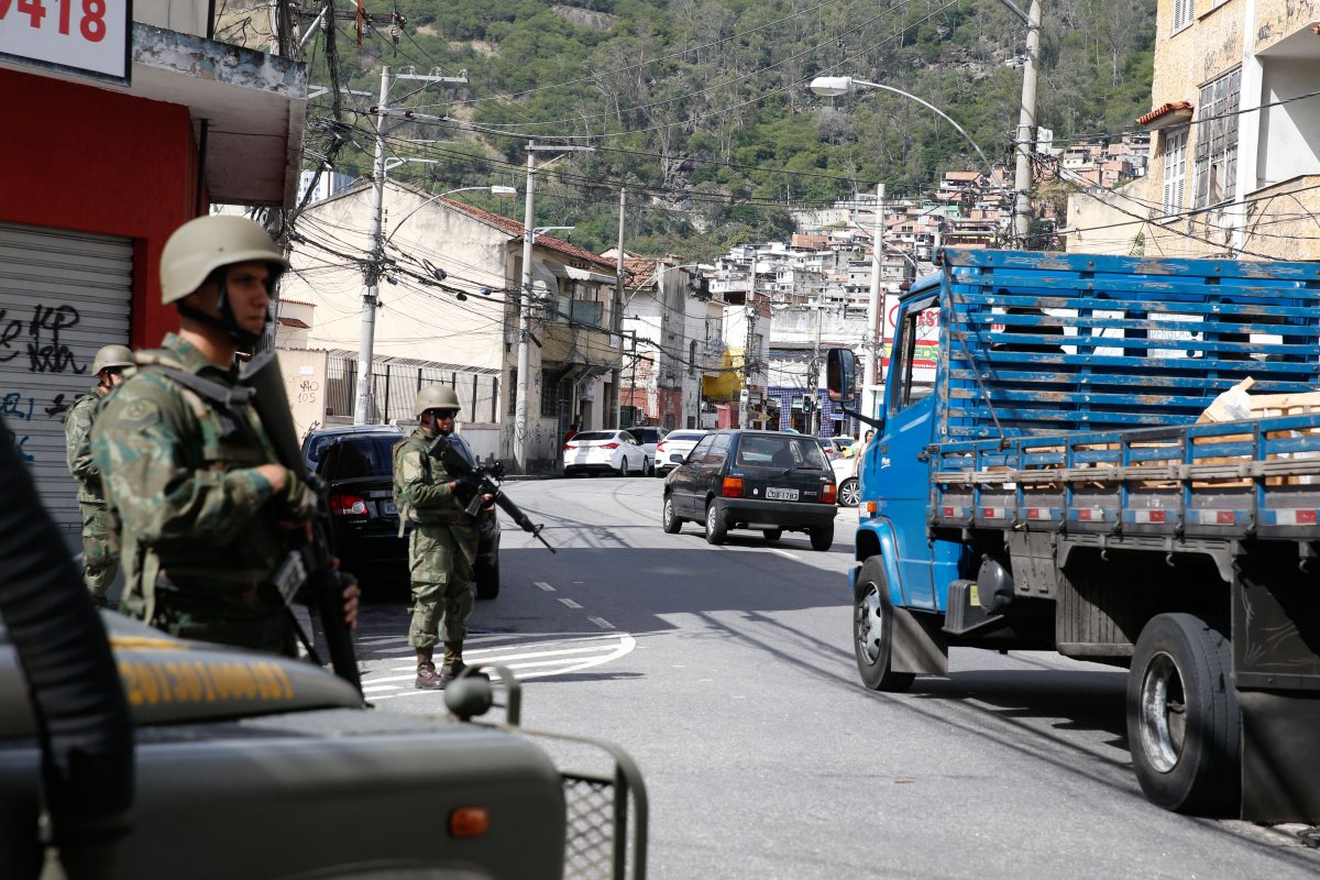 Operação no Complexo do Alemão deixa quatro mortos e um PM ferido