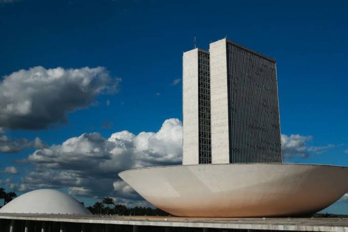 Câmara aprova texto-base de projeto que cria minirreforma trabalhista
