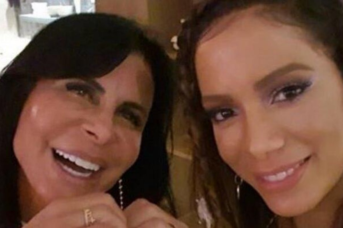 Anitta recebe Gretchen em sua mansão
