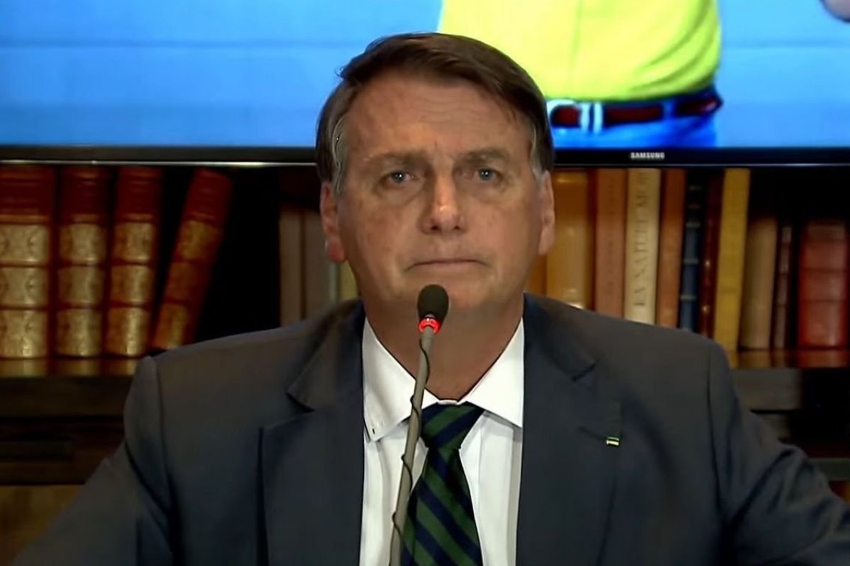 Bolsonaro diz que vai 'diminuir a pressão' do voto impresso