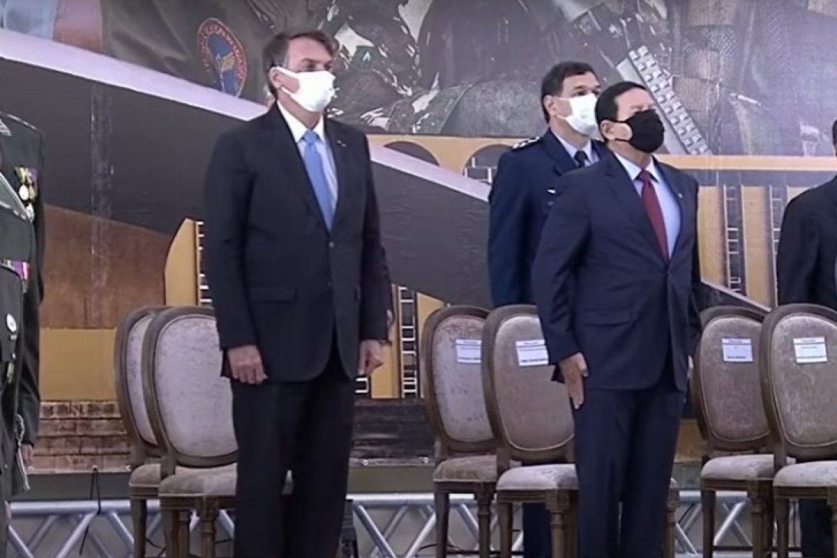 Bolsonaro afirma que Forças Armadas apoiam "totalmente" suas decisões