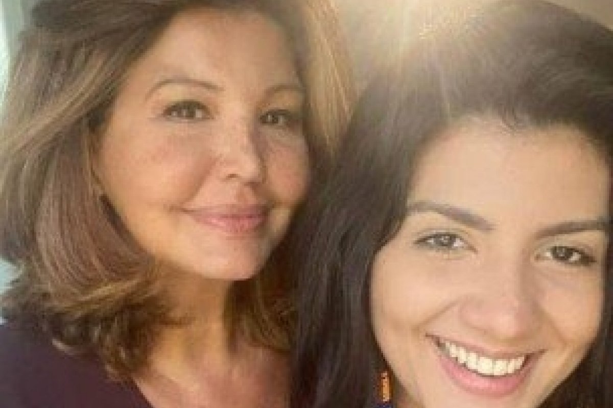 Vivendo há 28 anos na Europa, Roberta Close desembarca no Brasil para visitar a família 
