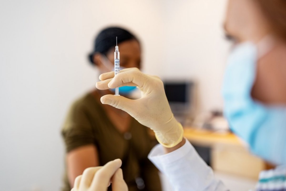 Infectologista diz que imunização precisa ir além da vacinação contra Covid-19