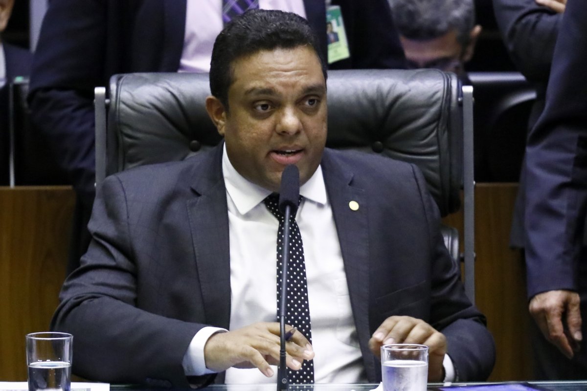 "Não espere a prisão do seu filho", diz deputado ao pedir posicionamento do presidente