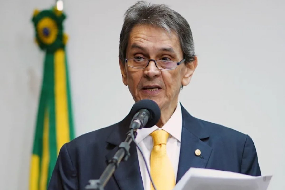 Roberto Jefferson é conduzido ao presídio Bangu 8, no RJ