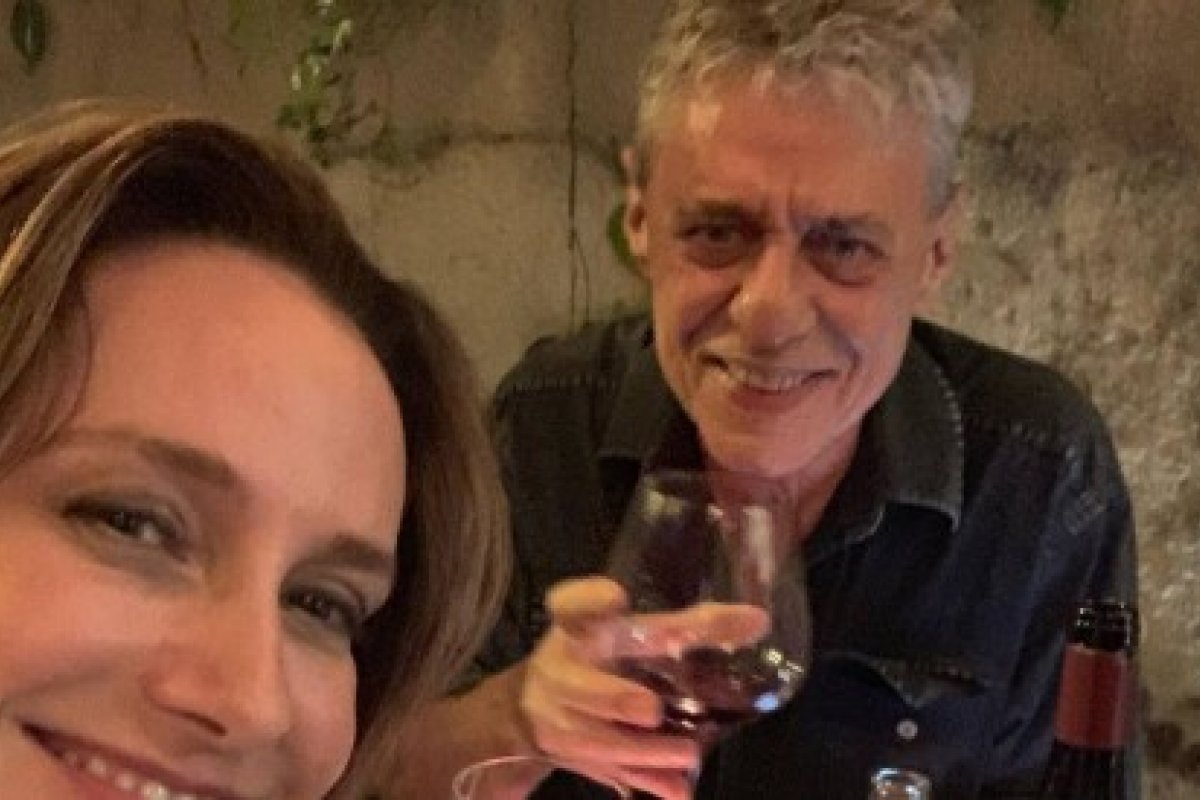 Namorada de Chico Buarque posta foto tomando vinho com o cantor  e cita #Lulalivre