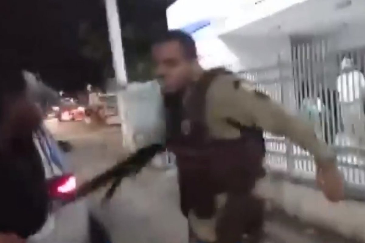 Vídeo: PMs agridem moradores do bairro Uruguai, em Salvador