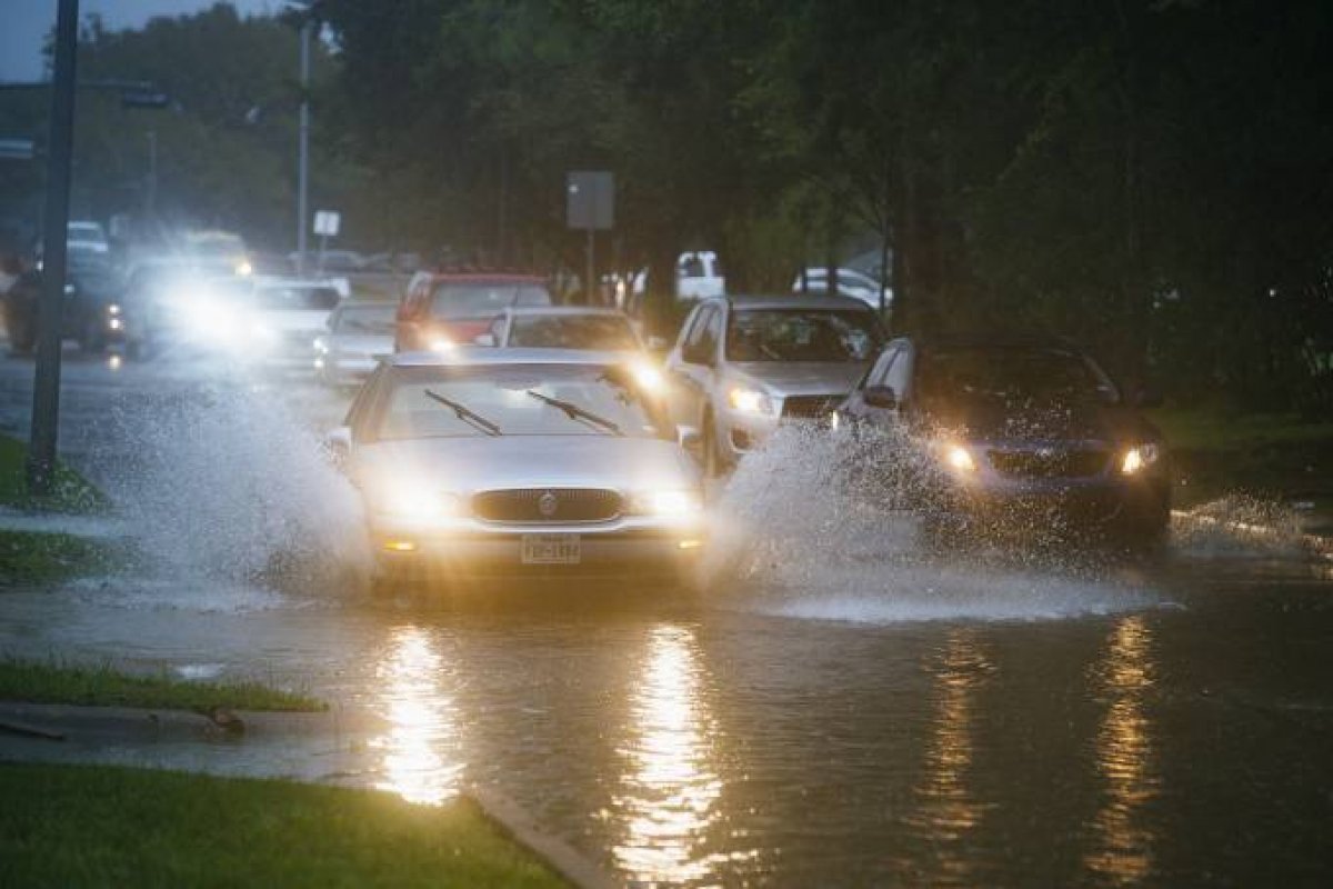 Sudeste do Texas sofre com chuvas torrenciais por causa da tempestade Imelda