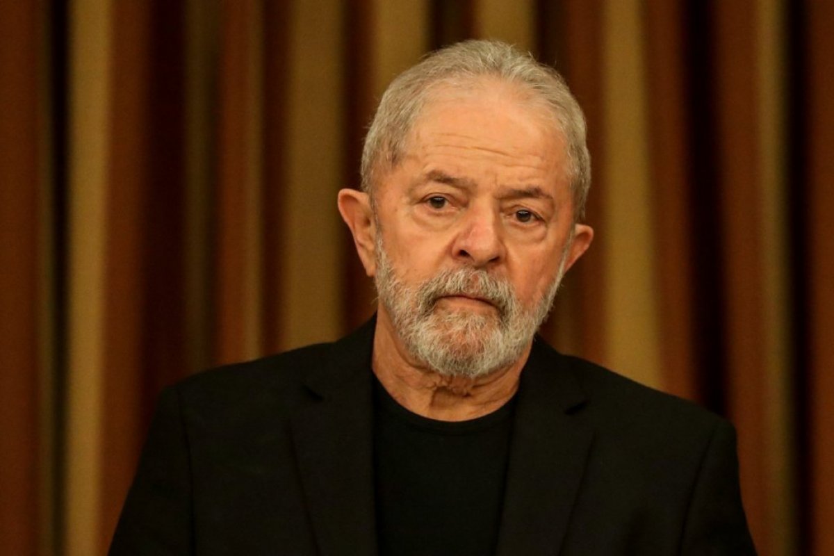 "Se quiser se meter em política, tira a farda", diz Lula sobre militares no governo
