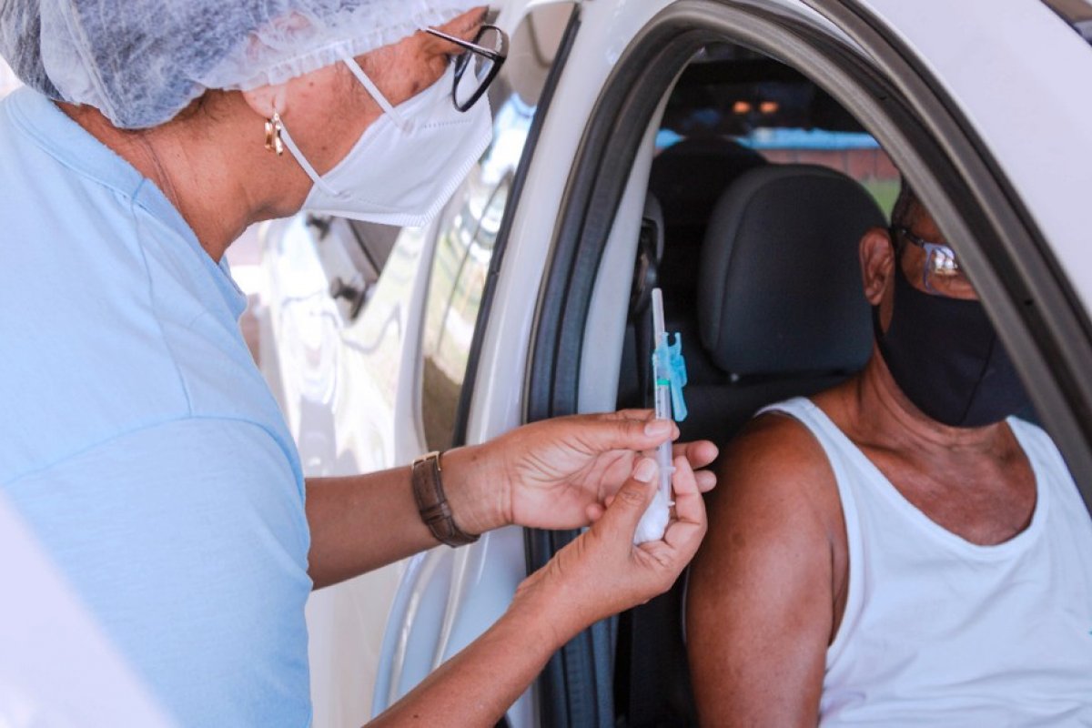 Brasil aplica 1,4 milhão de doses de vacina contra a covid-19 por dia 