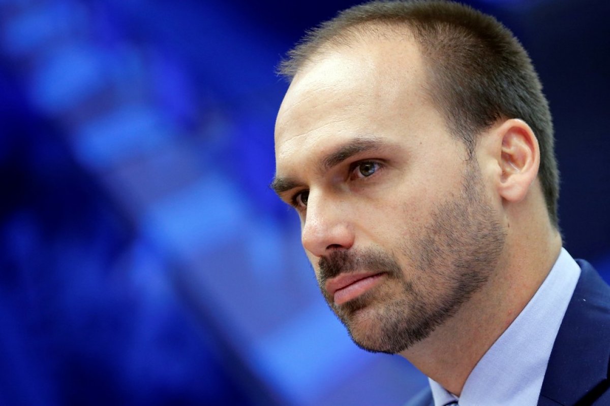 Justiça determina que Eduardo Bolsonaro apague publicação relacionando Aziz à pedofilia 