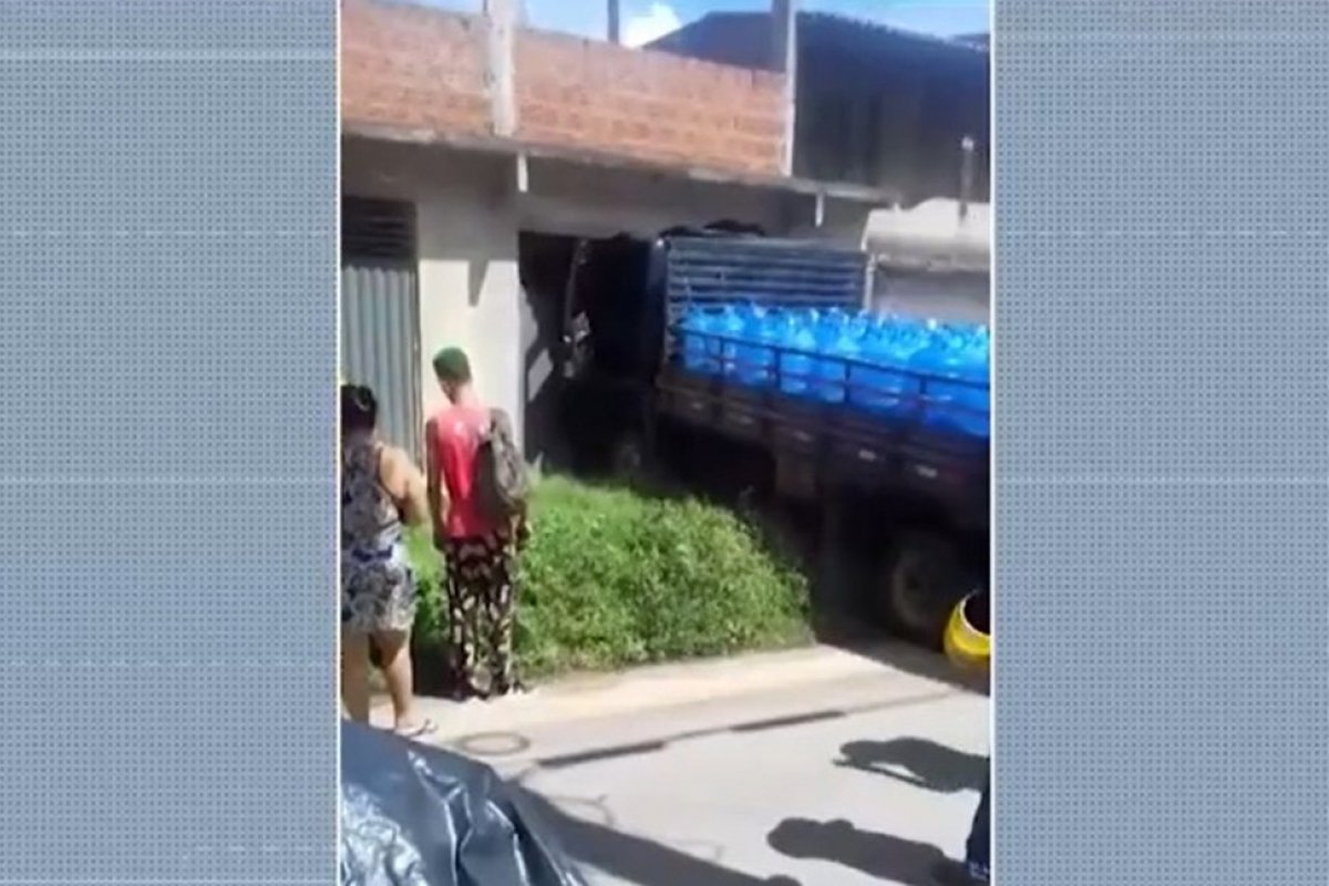 Caminhão invade passeio e bate em casa, em Itabuna, no sul da Bahia