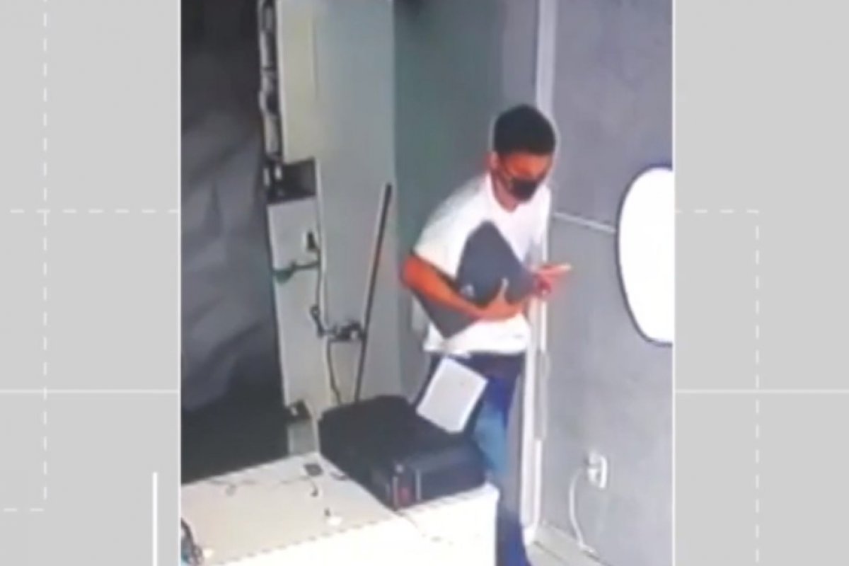 Homem finge ser cliente e assalta loja de celular no bairro do Uruguai, em Salvador