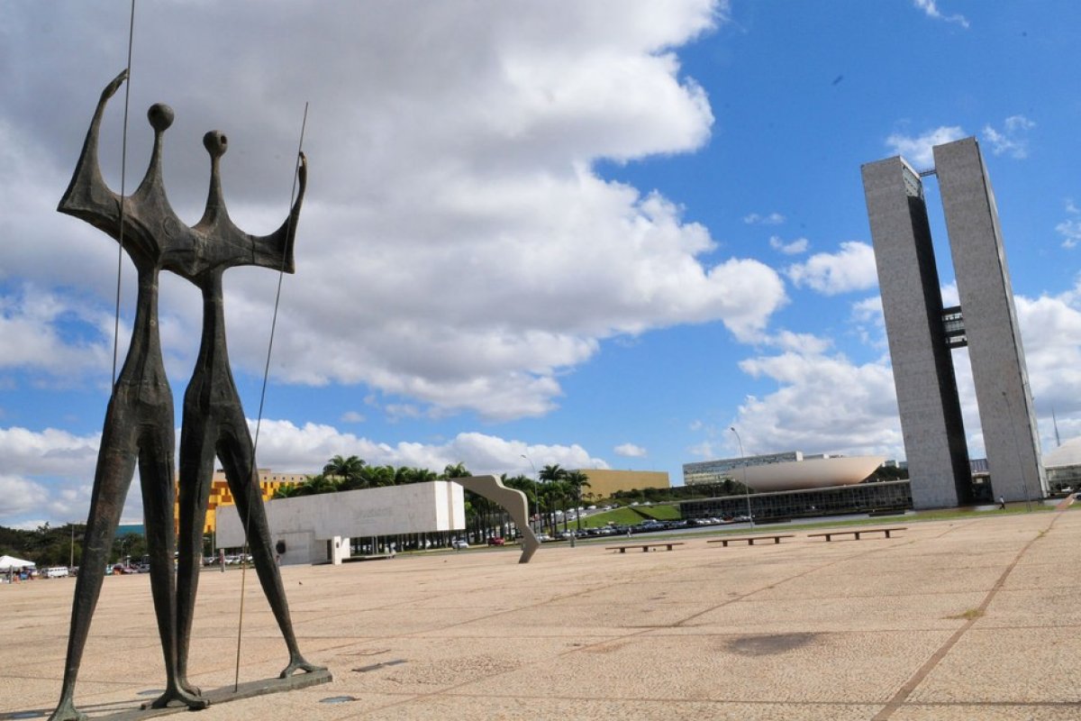 Moraes proíbe alvos da PF de se aproximarem da Praça dos Três Poderes