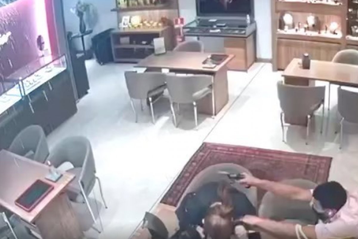 Funcionária morre em assalto a joalheria em shopping de Fortaleza