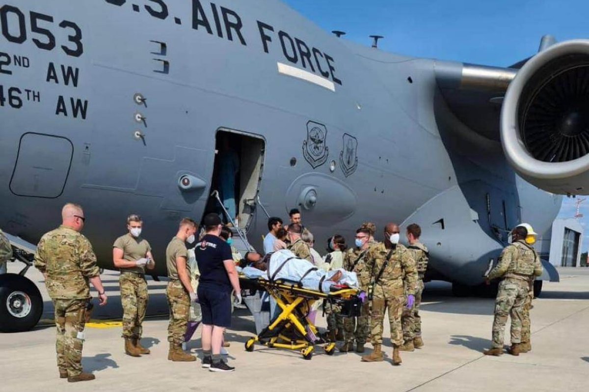 Afegã dá à luz a bordo de avião de evacuação militar dos EUA