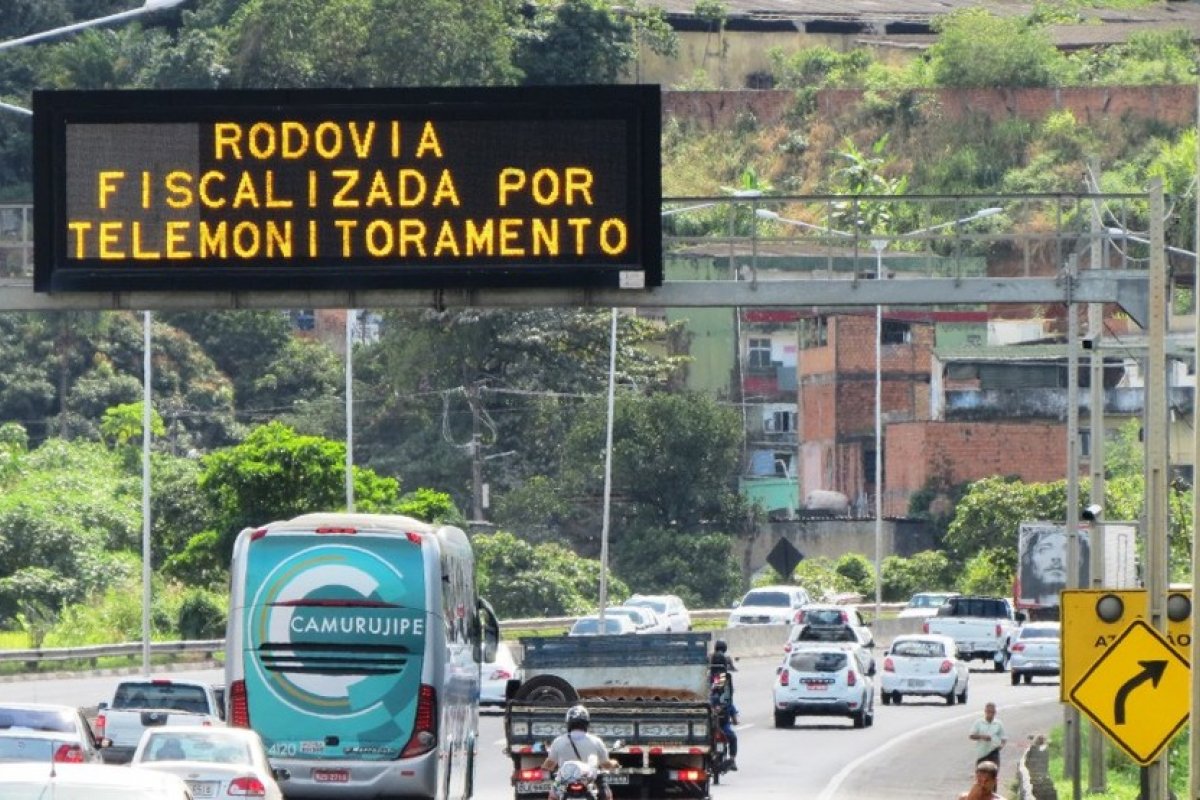 Caminhão tomba na BR-324, em Salvador, e provoca congestionamento no local