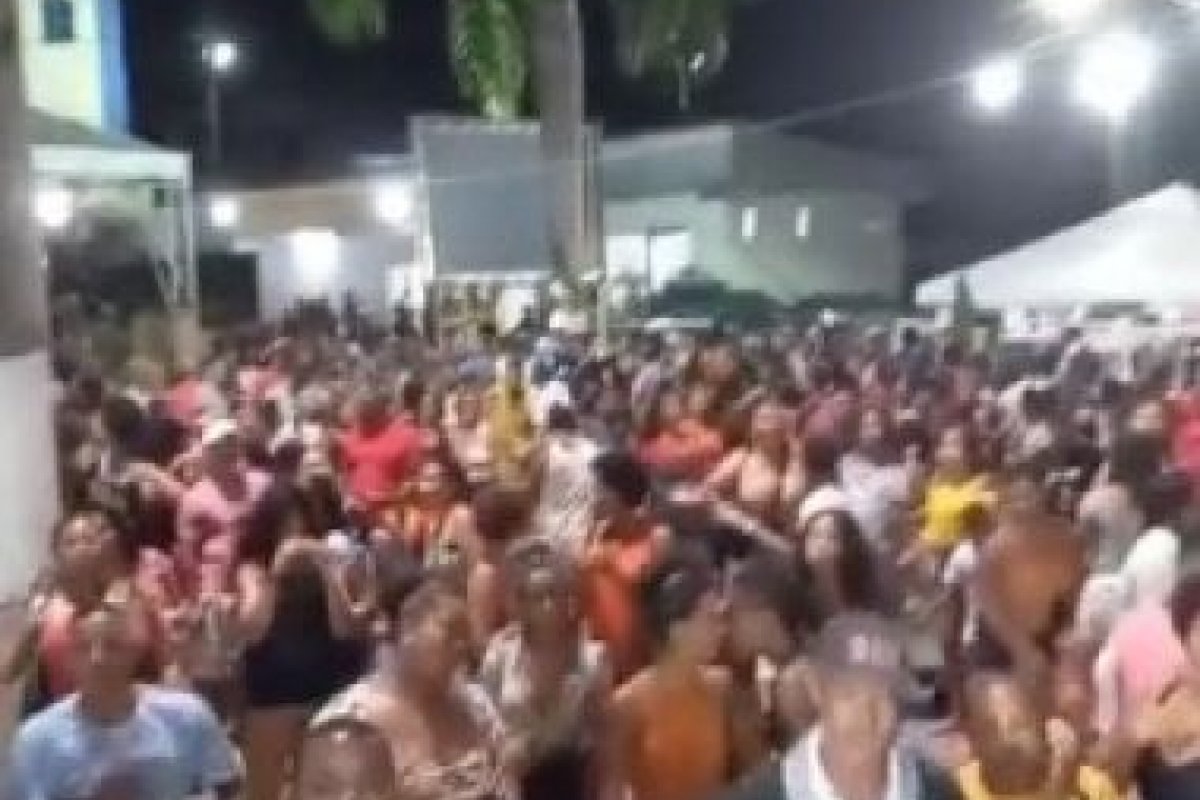 Evento em cidade no sul da Bahia registra pessoas aglomeradas e sem máscara 