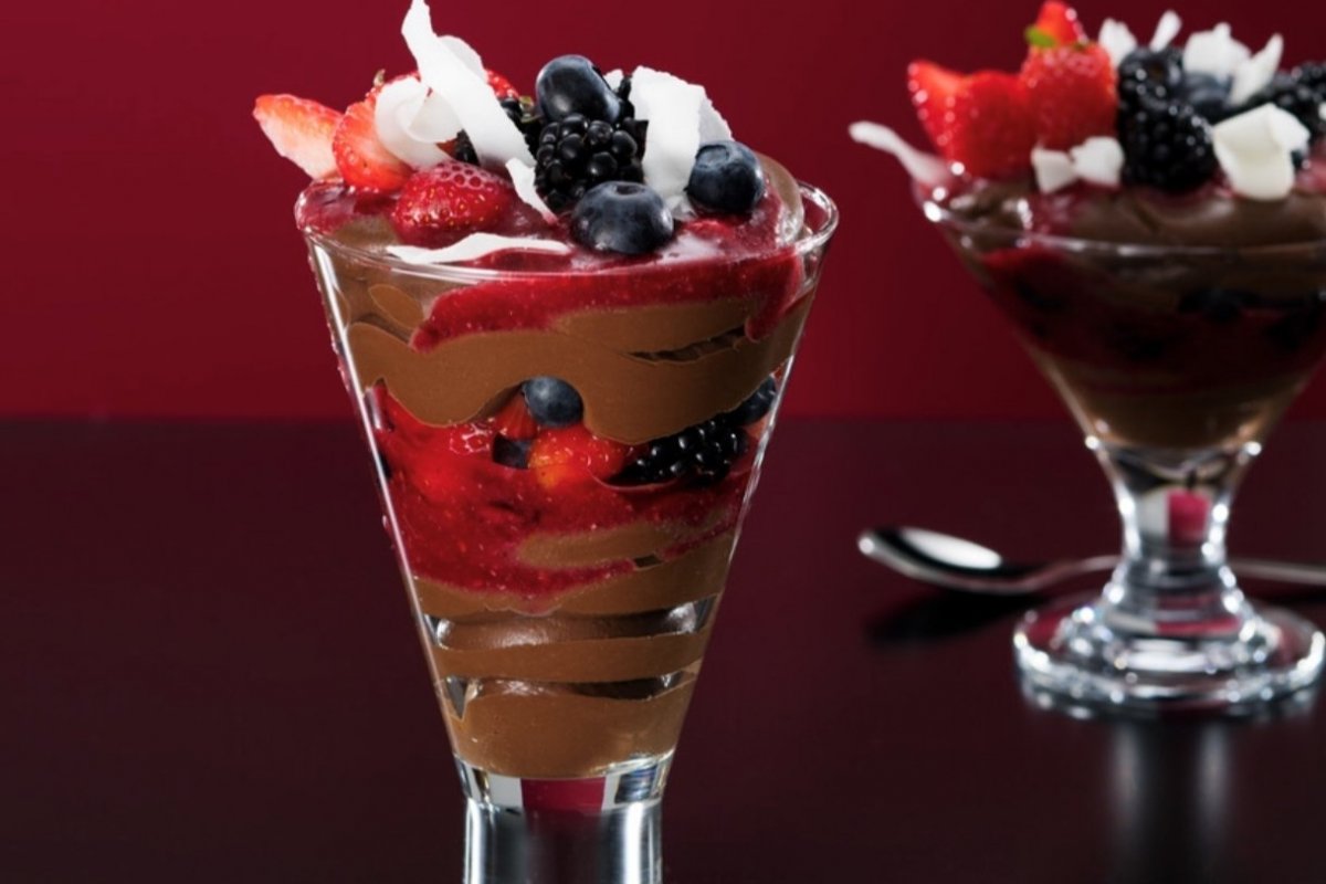 Aprenda a fazer  com Renata Baldin, da Cacau Vanilla um delicioso Parfait de chocolate com frutas vermelhas