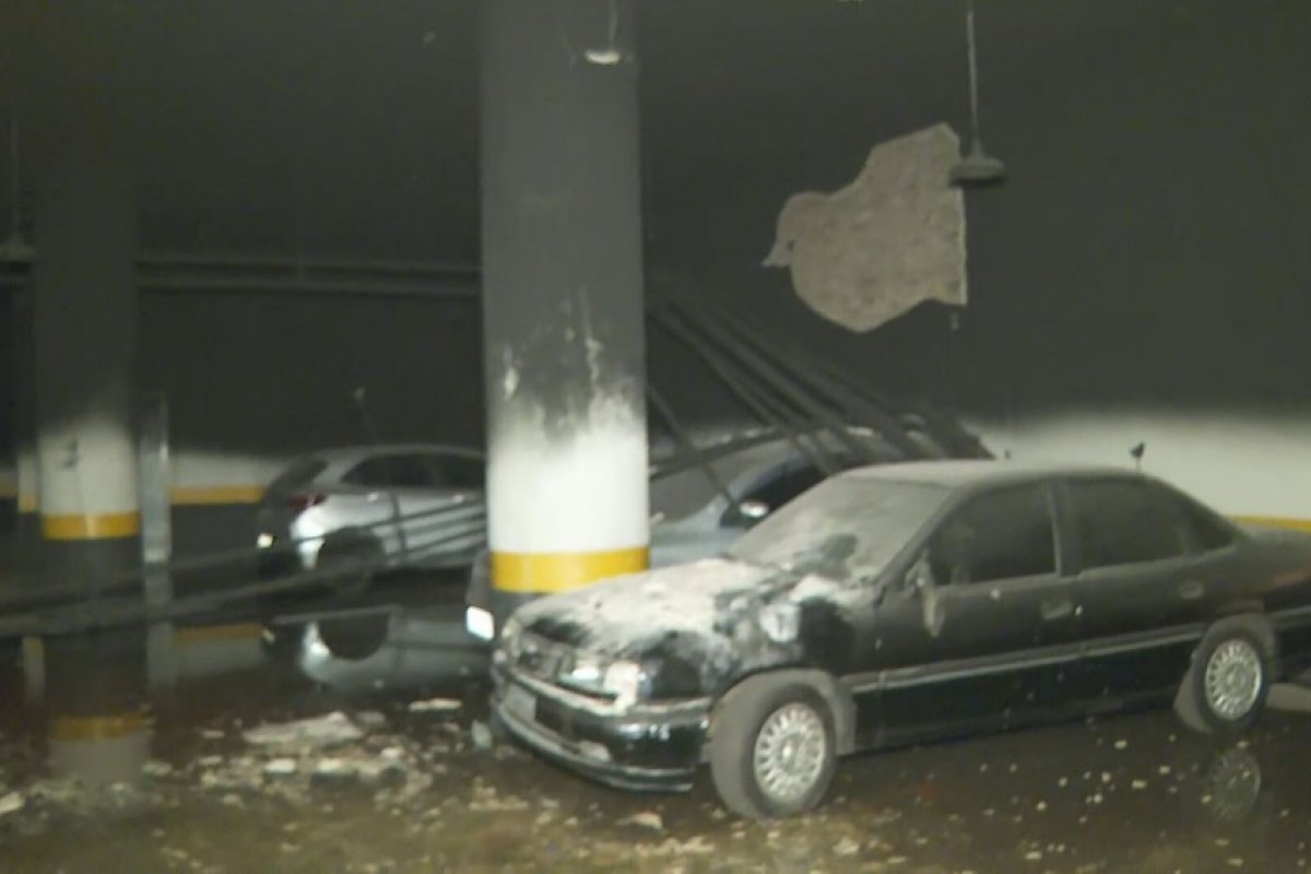 Incêndio atinge carros em garagem de prédio em São Paulo