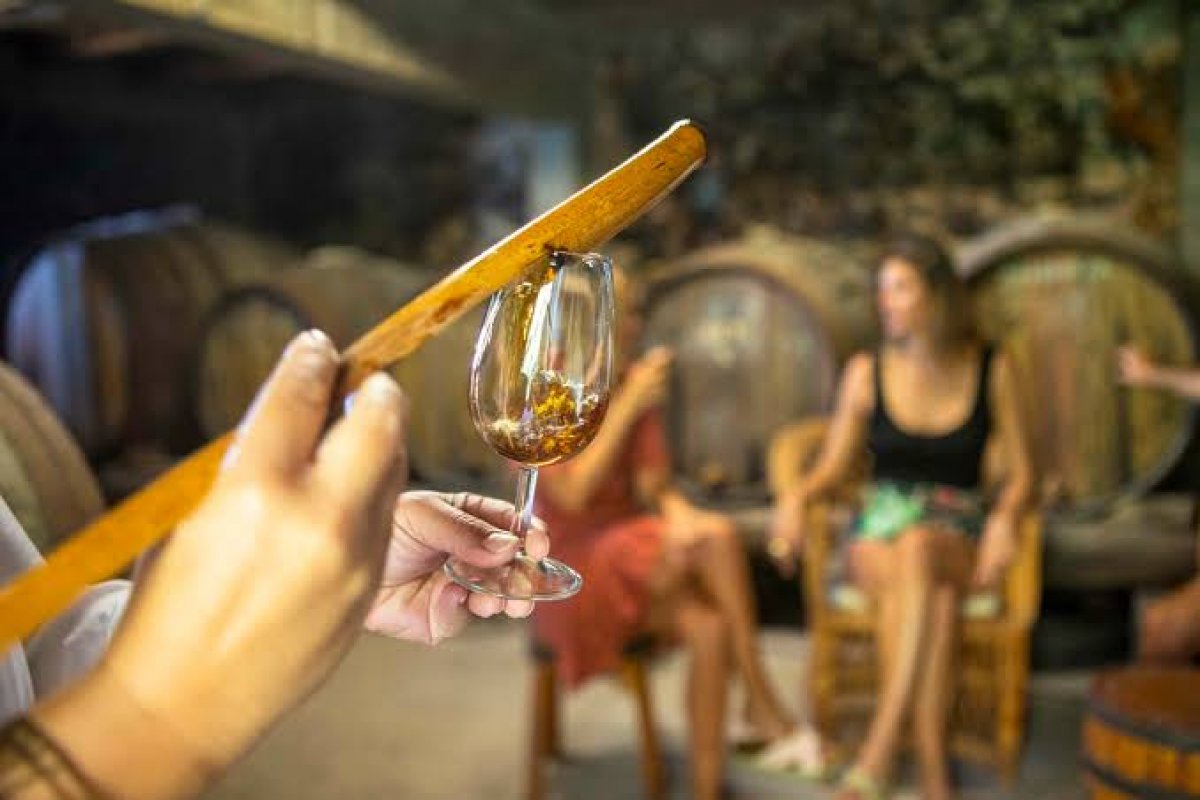 Vinho Madeira: conheça as curiosidades dessa bebida imortal