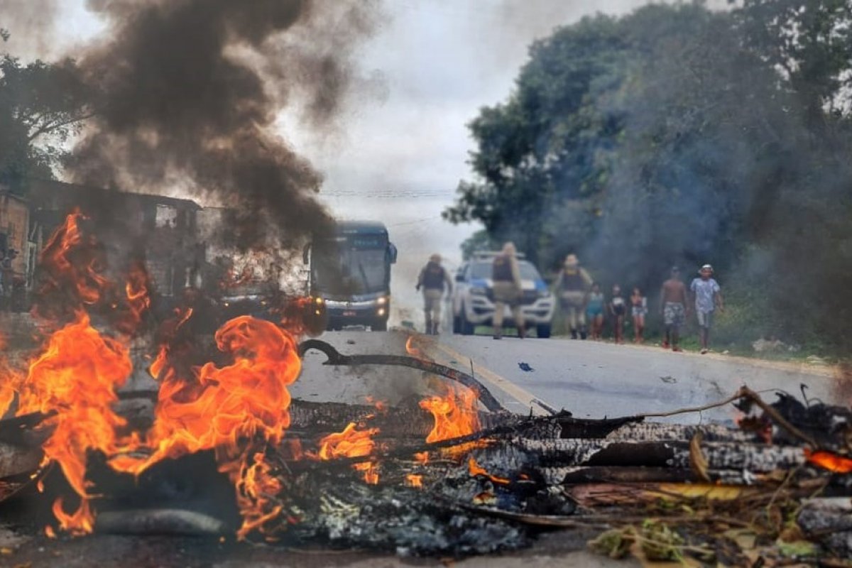 Comerciantes realizam novo protesto em Itaparica após derrubada de barracas pela prefeitura 