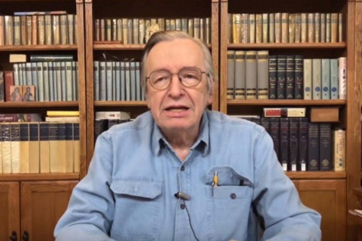 Filha de Olavo de Carvalho levanta a suspeita de que o pai esteja morto e hospital desmente 