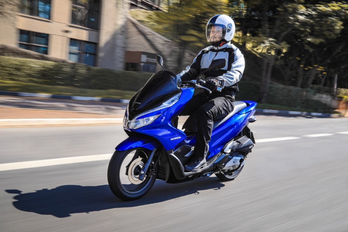 Líder em vendas, PCX chega à linha 2022 mais cara 