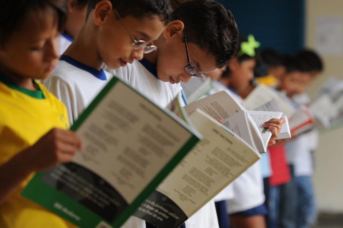 Professores devem definir livros da educação infantil para 2022 até segunda-feira (30)