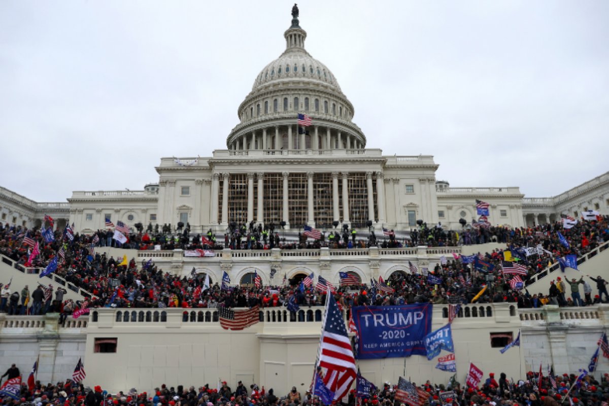 Policiais presentes no Capitólio processam Trump por incitação ao ataque que culminou em cinco mortes
