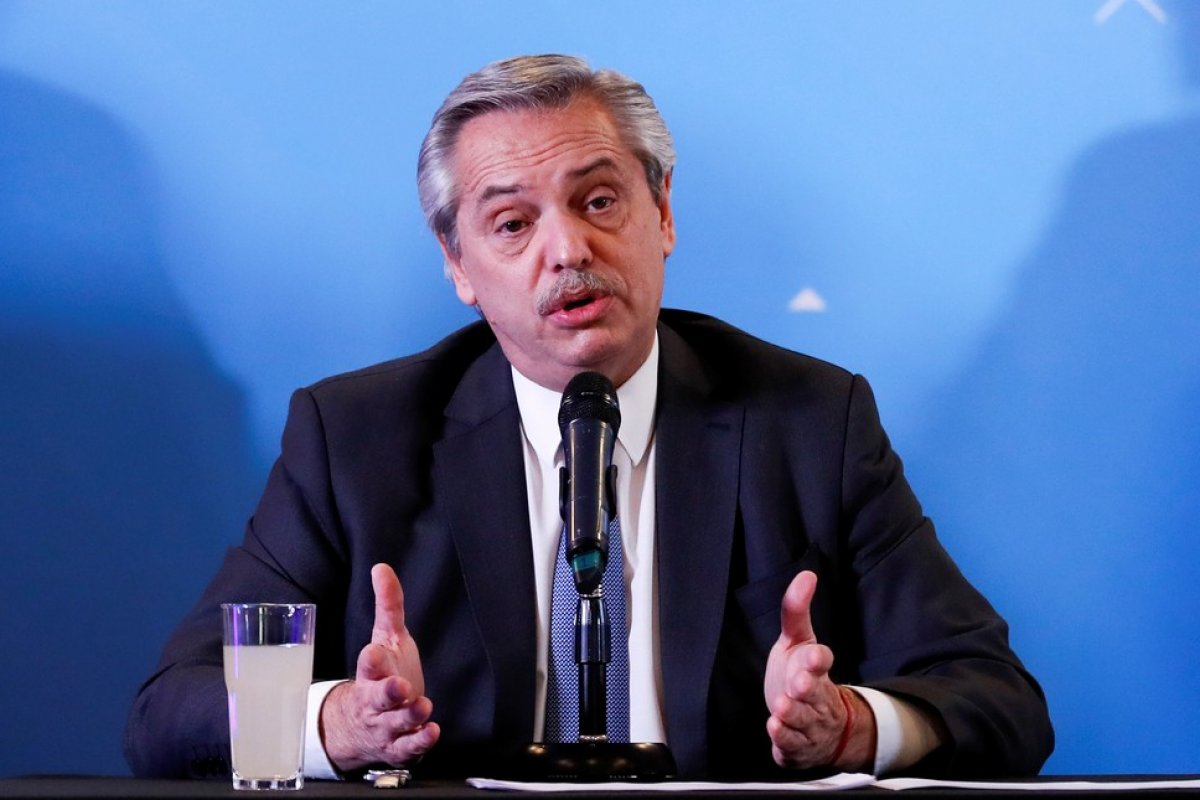 Promotoria denuncia Alberto Fernández por violação de regras da quarentena