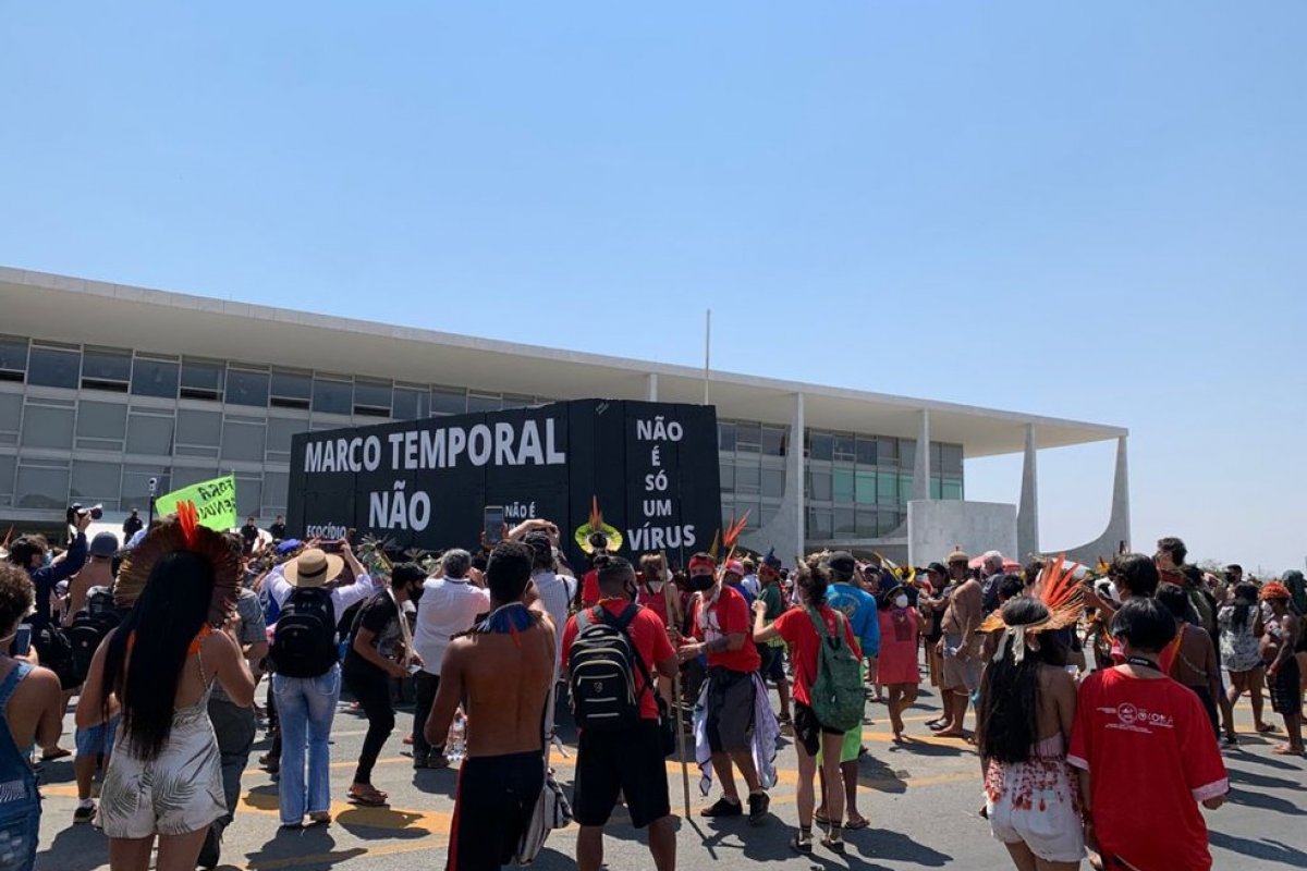 Em protesto, indígenas ateiam fogo em caixões na Esplanada dos Ministérios