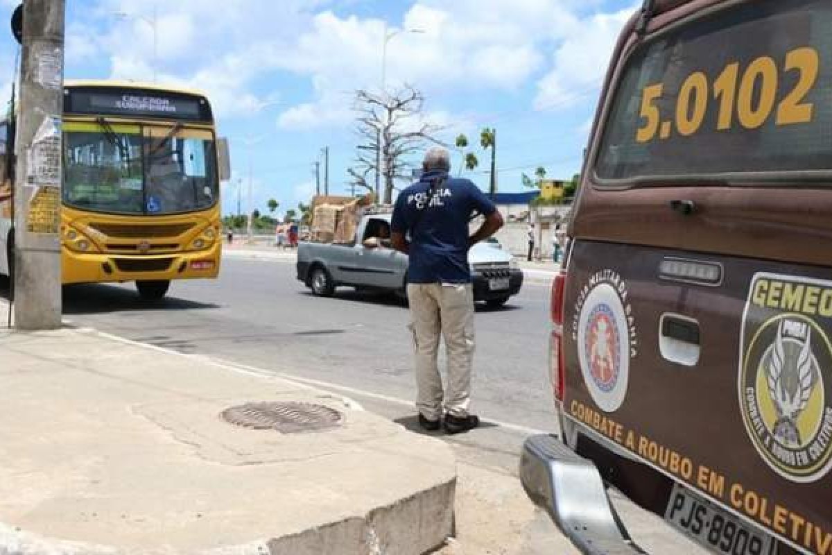 Quatro homens são presos em Salvador após assalto a ônibus