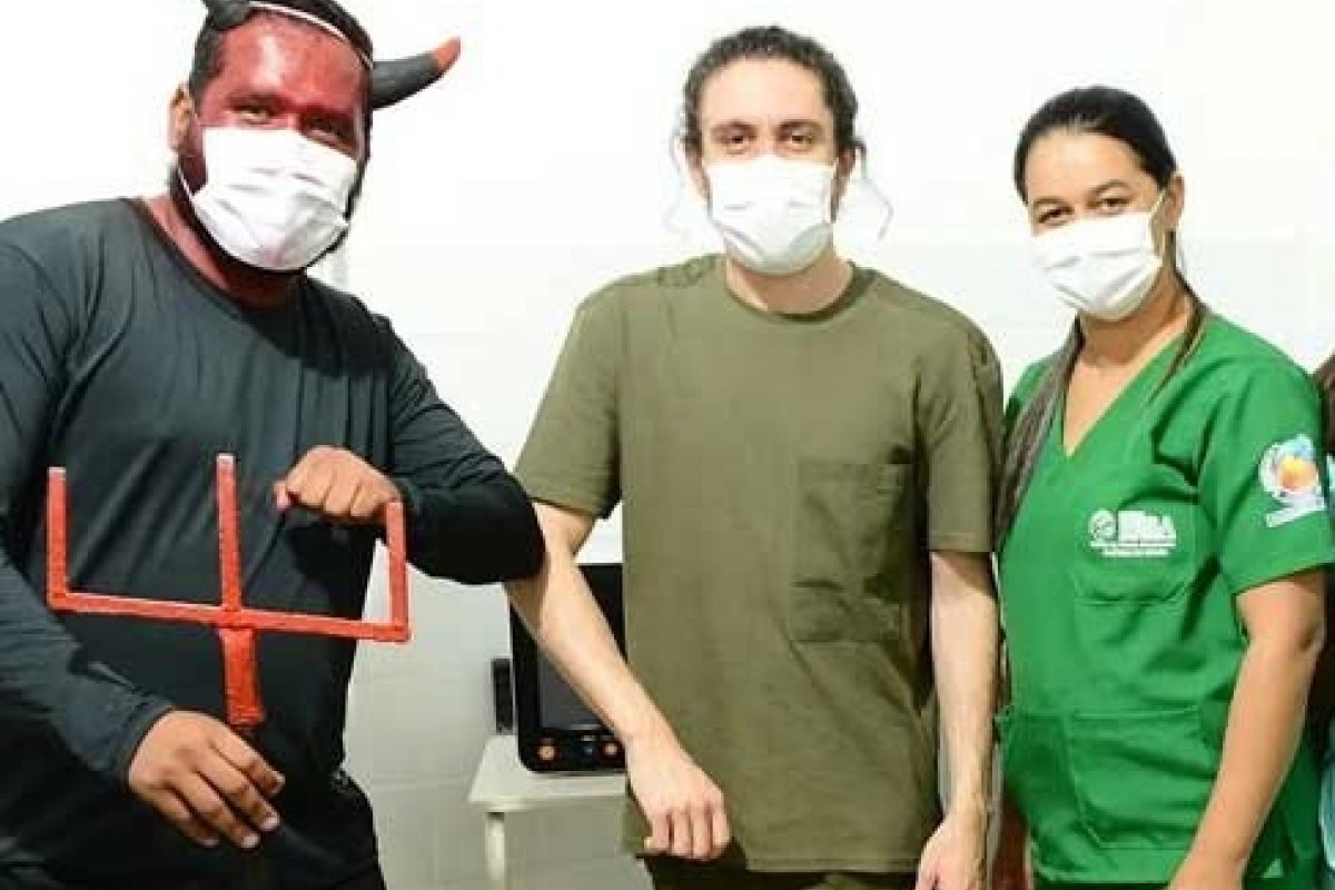 Em inaugurada de unidade de saúde, prefeito de Jacobina se fantasia de 'cão'