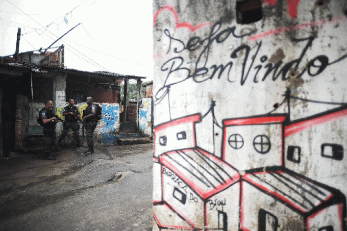 Menina de oito anos morre após ser atingida por tiro de fuzil da PM, no Complexo do Alemão