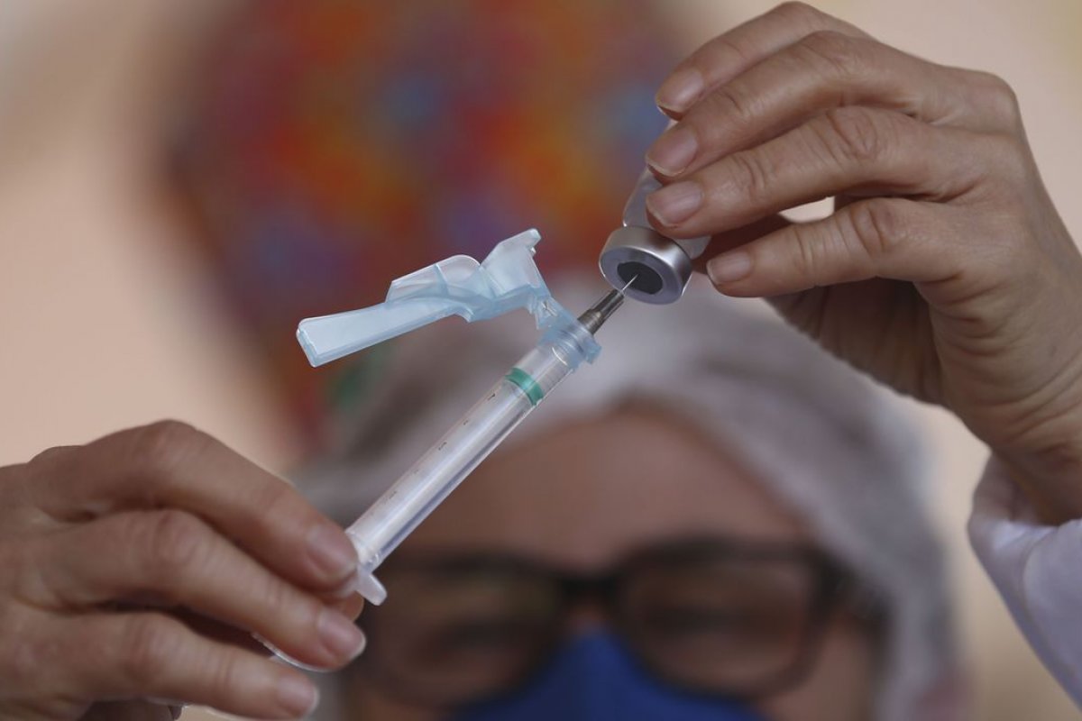 Vacinados com CoronaVac têm 74% menos chance de morte, diz estudo