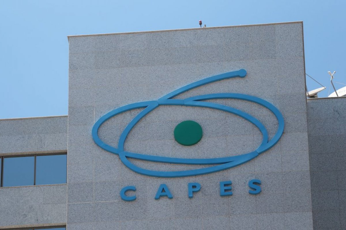 Capes deve lançar bolsas de pós-graduação para combate da Covid