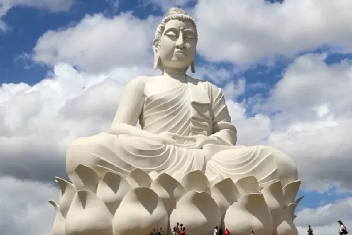 Estátua de Buda é inaugurada em Ibiraçu (ES)
