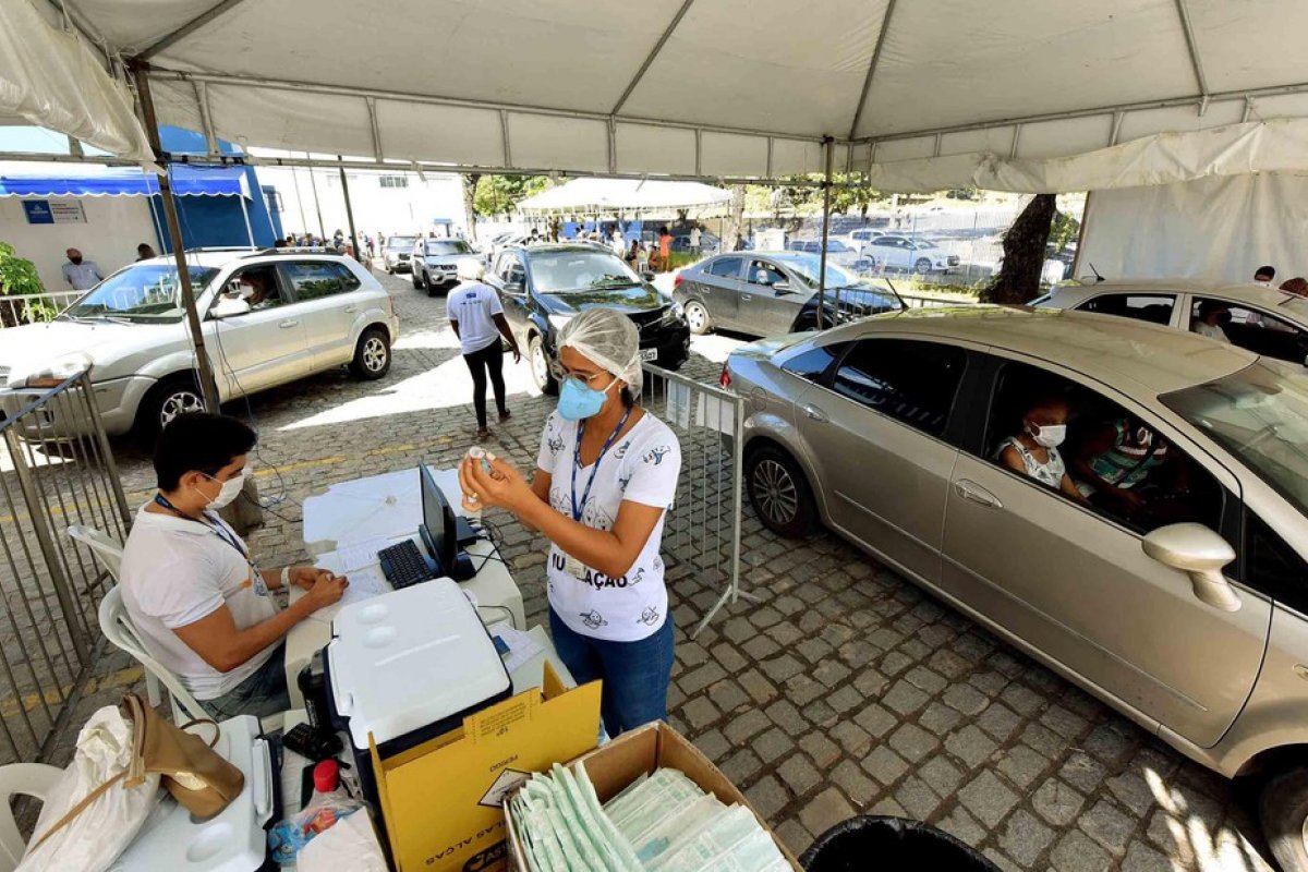 Idosos com 80 anos ou mais receberão dose de reforço da vacina contra a Covid-19 a partir de hoje em Salvador