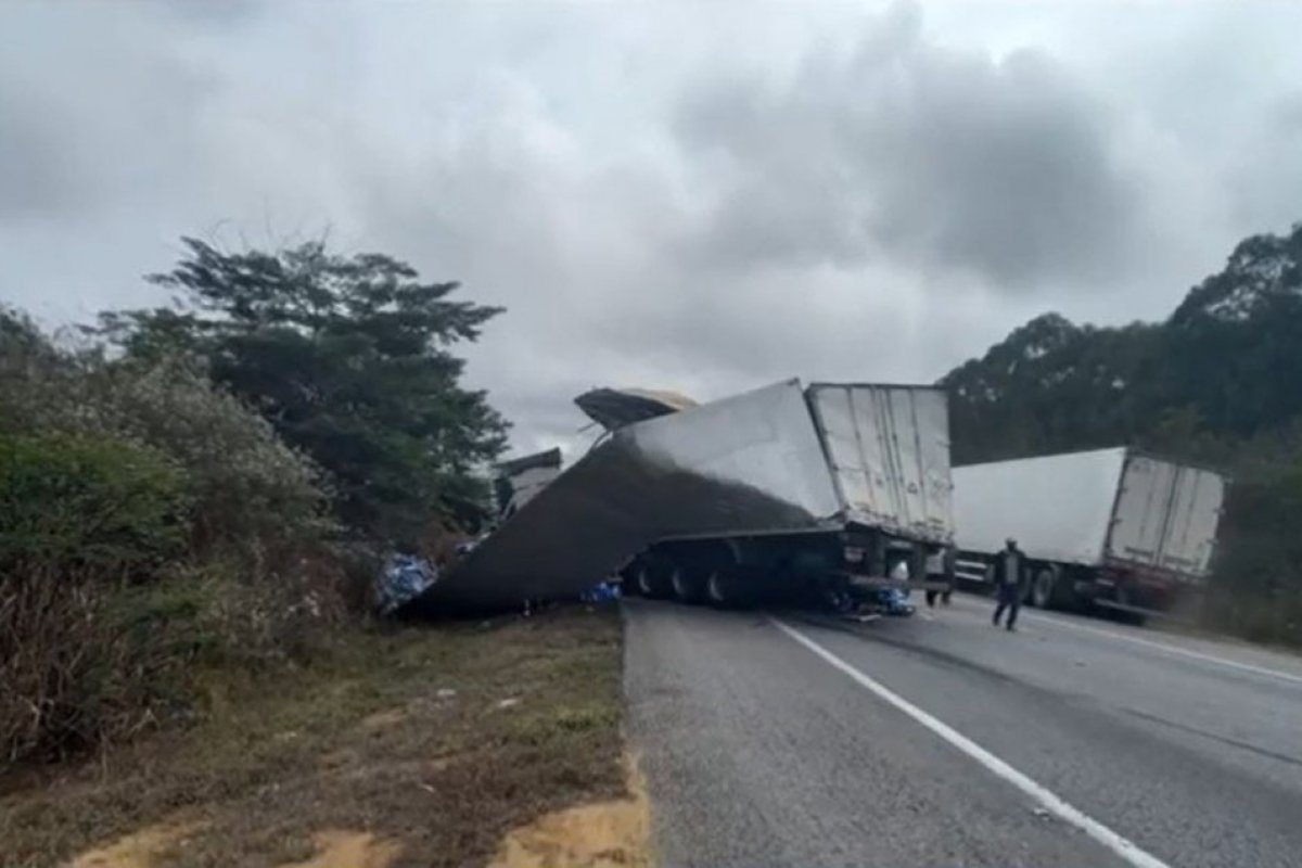Motorista de caminhão morre após bater em carreta em Vitória da Conquista