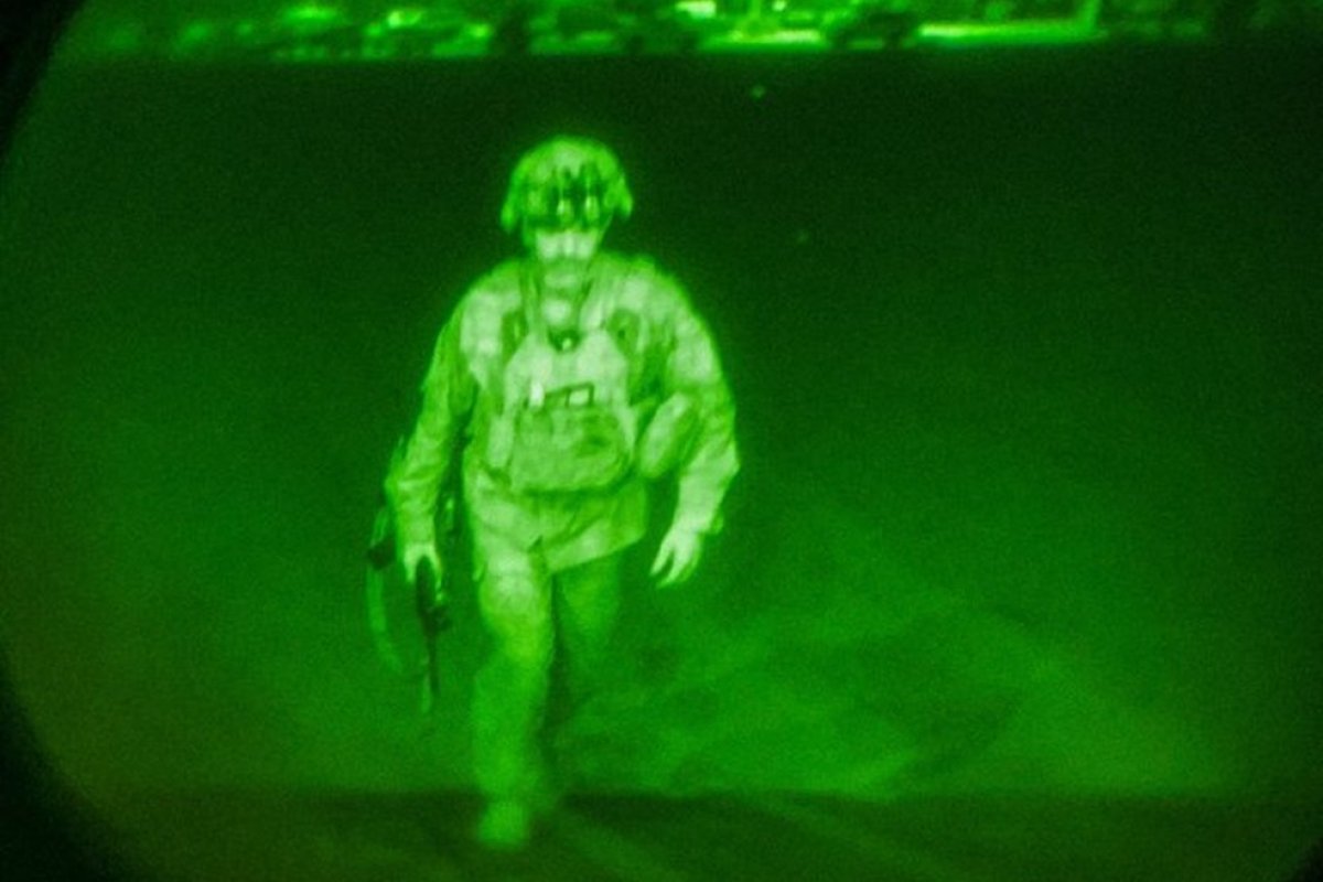 Antes de deixar Cabul, Exército americano destrói aviões e blindados 