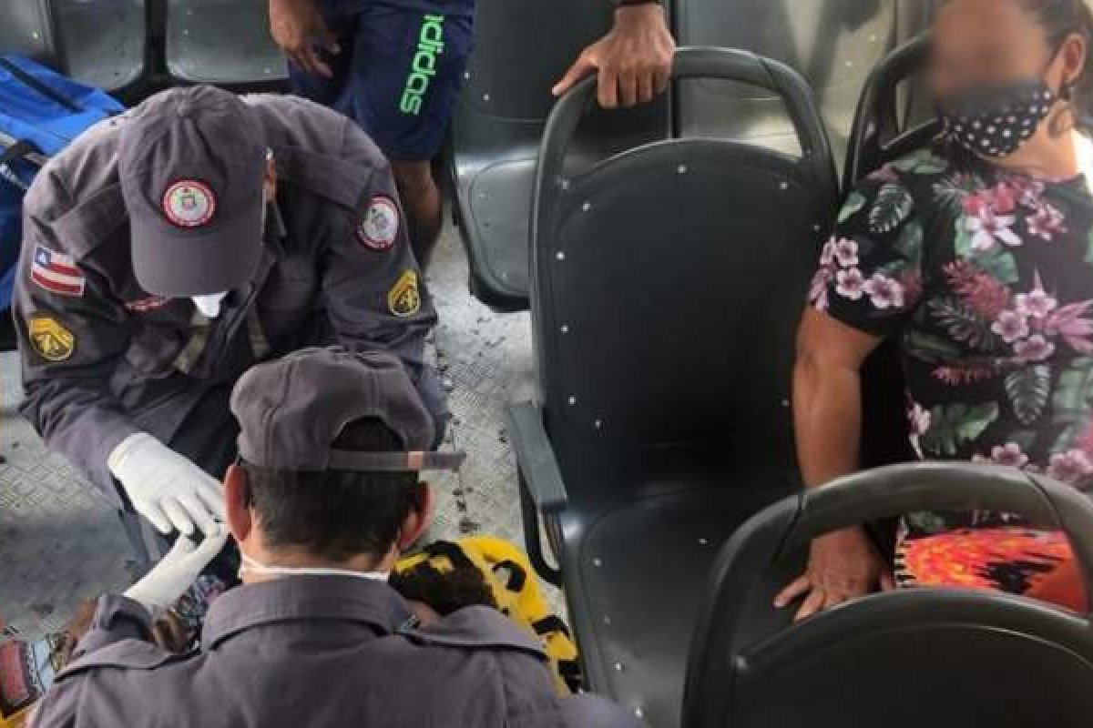 Duas passageiras ficam feridas após ônibus passar por quebra-molas no bairro da Ribeira, em Salvador 