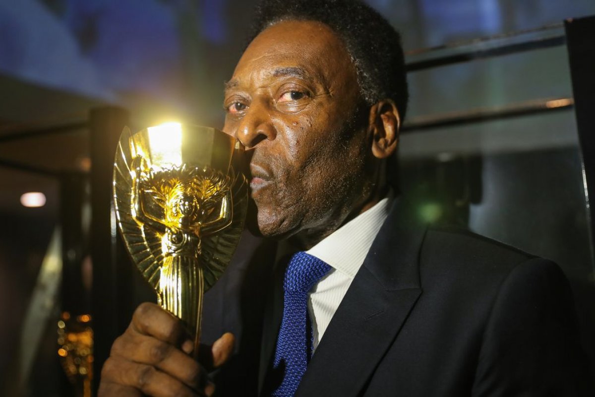 "Fui fazer meus exames de rotina", diz Pelé após desmentir que teria sido internado