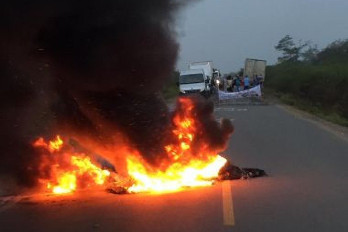 Manifestação fecha trecho da BA-120 e cobra reforma de pista entre Castro Alves e Sapeaçu