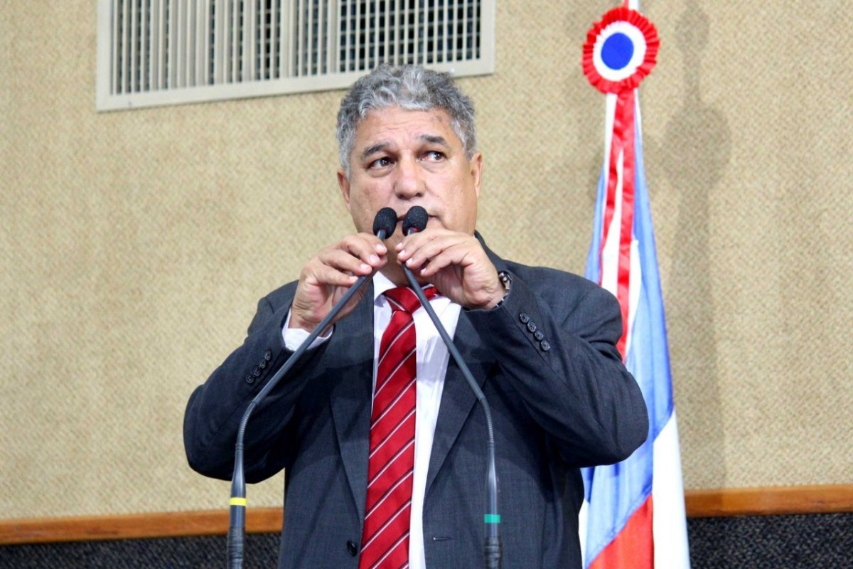 Líder do governo na Alba diz que não terá mais "generosidade" com Alden 