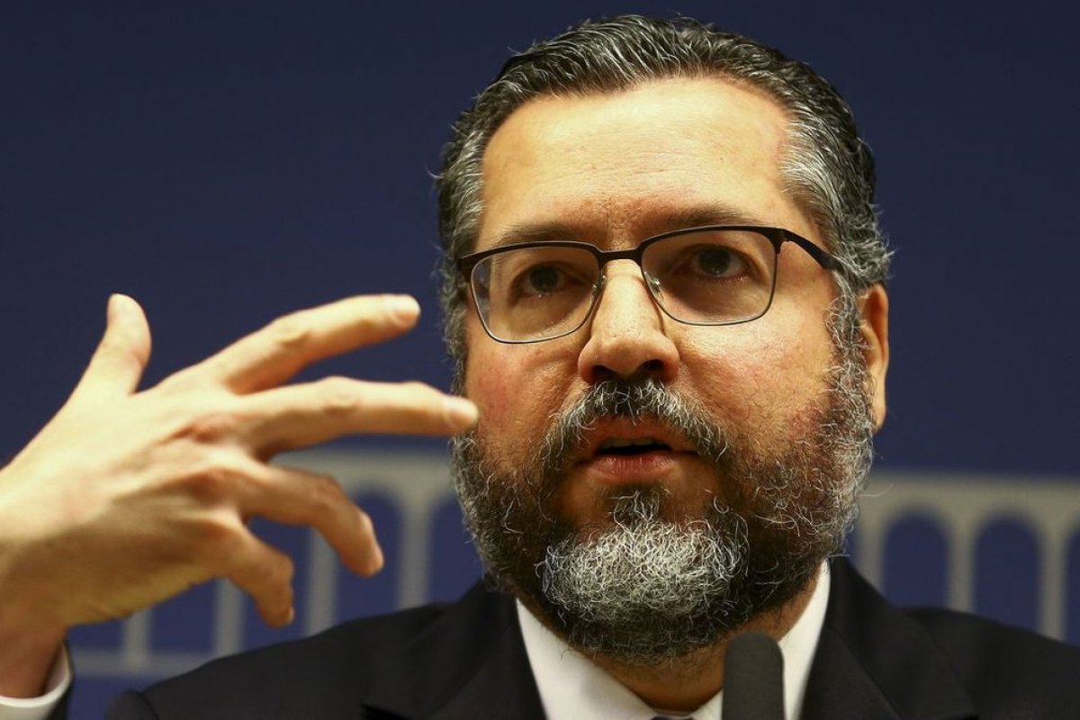 Ex-chanceler, Ernesto Araújo pede licença de um ano do Itamaraty